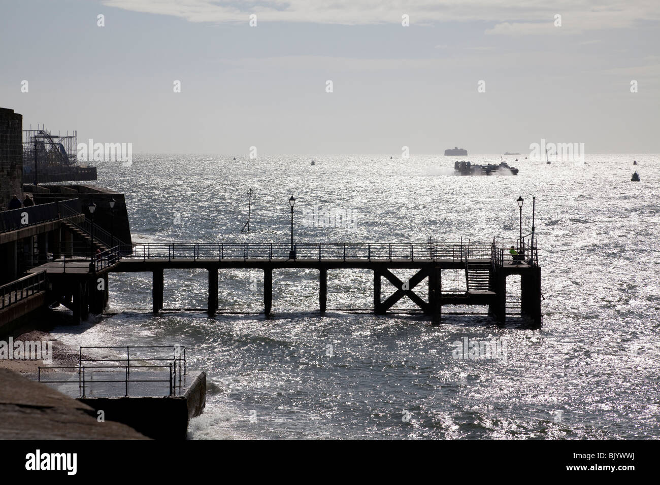 Sonne reflektiert das Meer mit der Isle Of Wight Hovercraft und dem quadratischen Turm Pier Silhouette Stockfoto