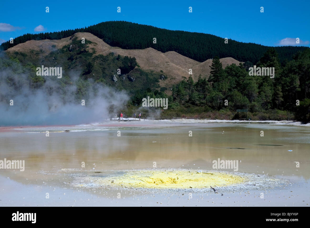 Mineralreichen Wasser überlaufen von Champagne Pool Wai-O-Tapu Thermal Wonderland zwischen Taupo und Rotorua Neuseeland Stockfoto