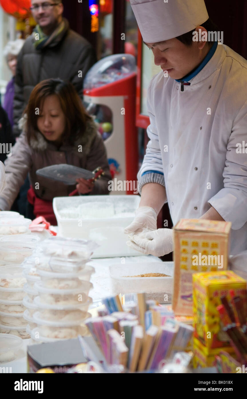 Demonstration für chinesische Süßigkeiten in China Town, London England UK Stockfoto