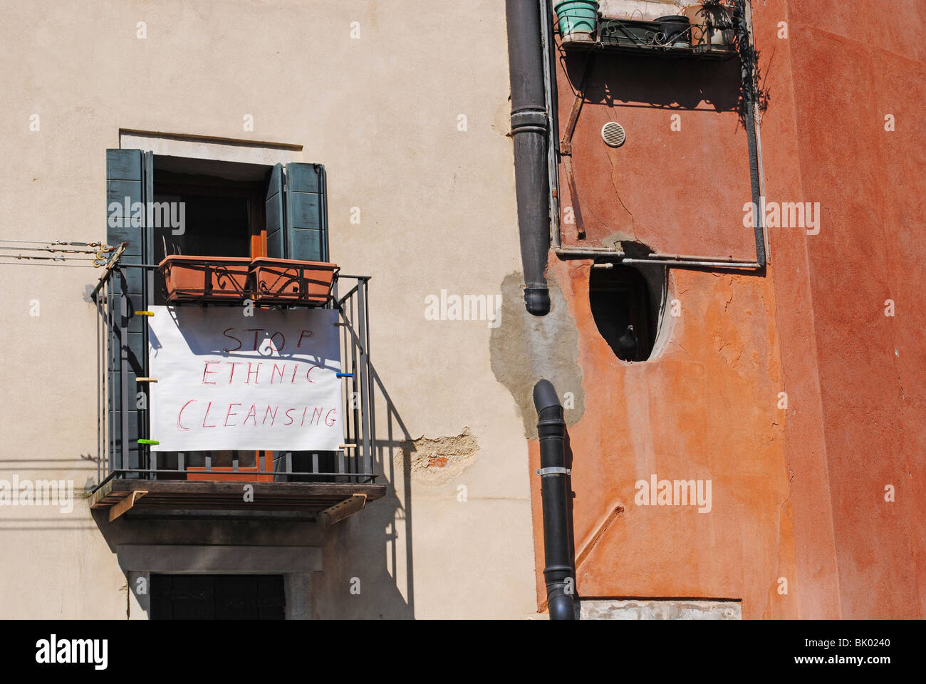 STOP ethnischen Säuberungen Zeichen im jüdischen Ghetto von Venedig, Italien Stockfoto