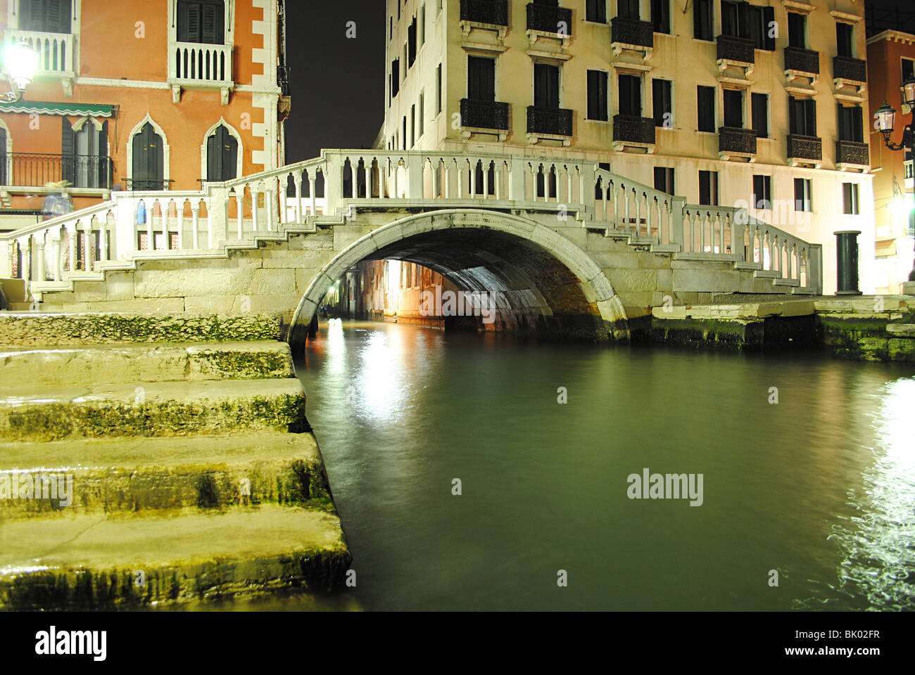 Brücke und Kanal in der Nacht in Venedig, Italien Stockfoto