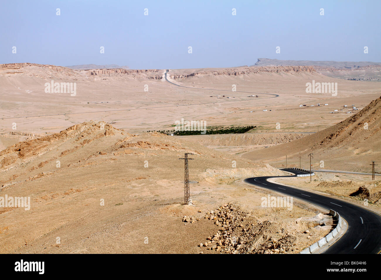 Autobahn durch syrische Wüste in der Nähe von Palmyra. Stockfoto