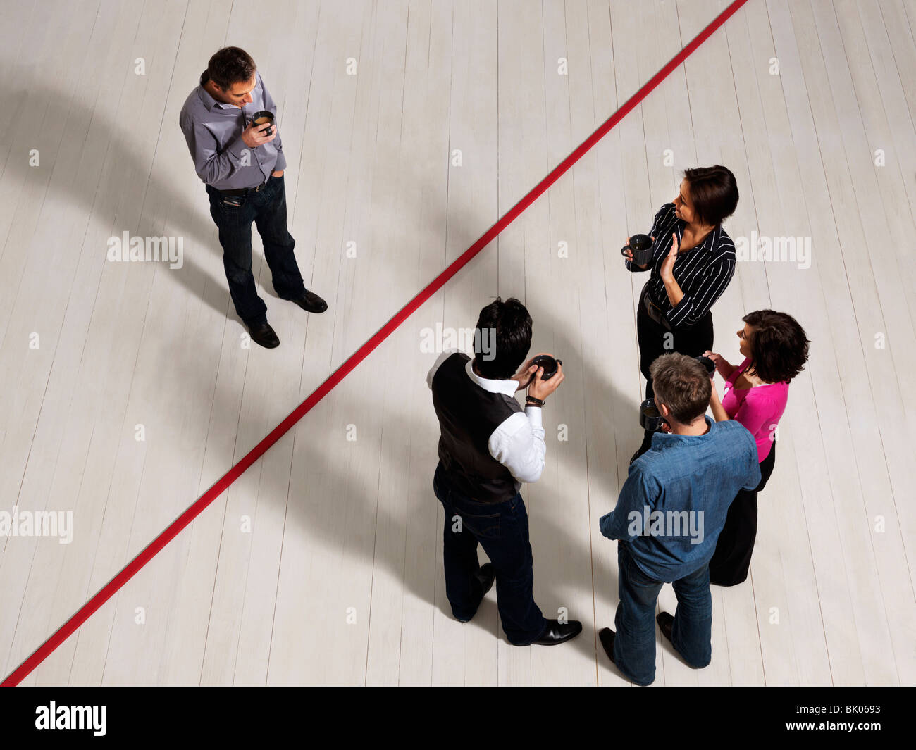 Business-Männer und Frauen durch die rote Linie Stockfoto