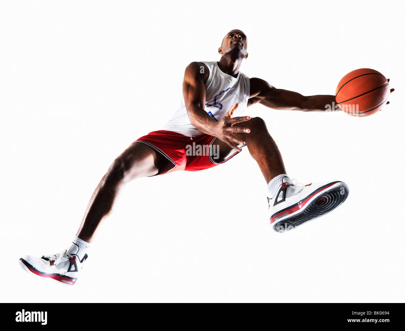 Mann, Basketball spielen Stockfoto