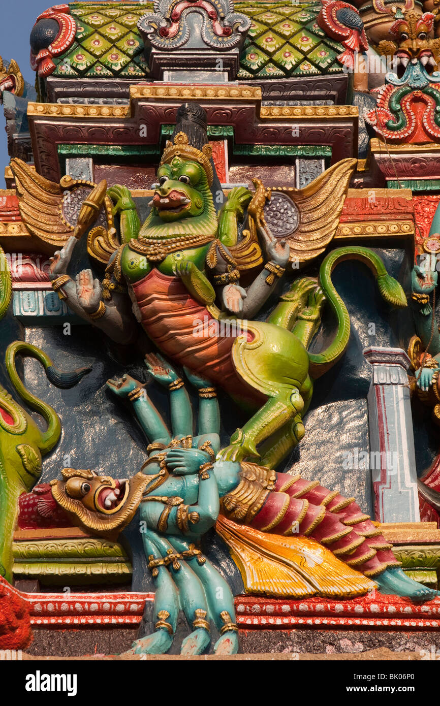 Tamil Nadu, Madurai, Indien, Sri-Meenakshi-Tempel, West Gopuram, geflügelte grüne Gottheit Indra besiegte Multi bewaffneten Feind Stockfoto