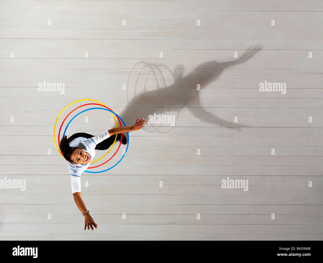 Frau mit Hula hoops Stockfoto