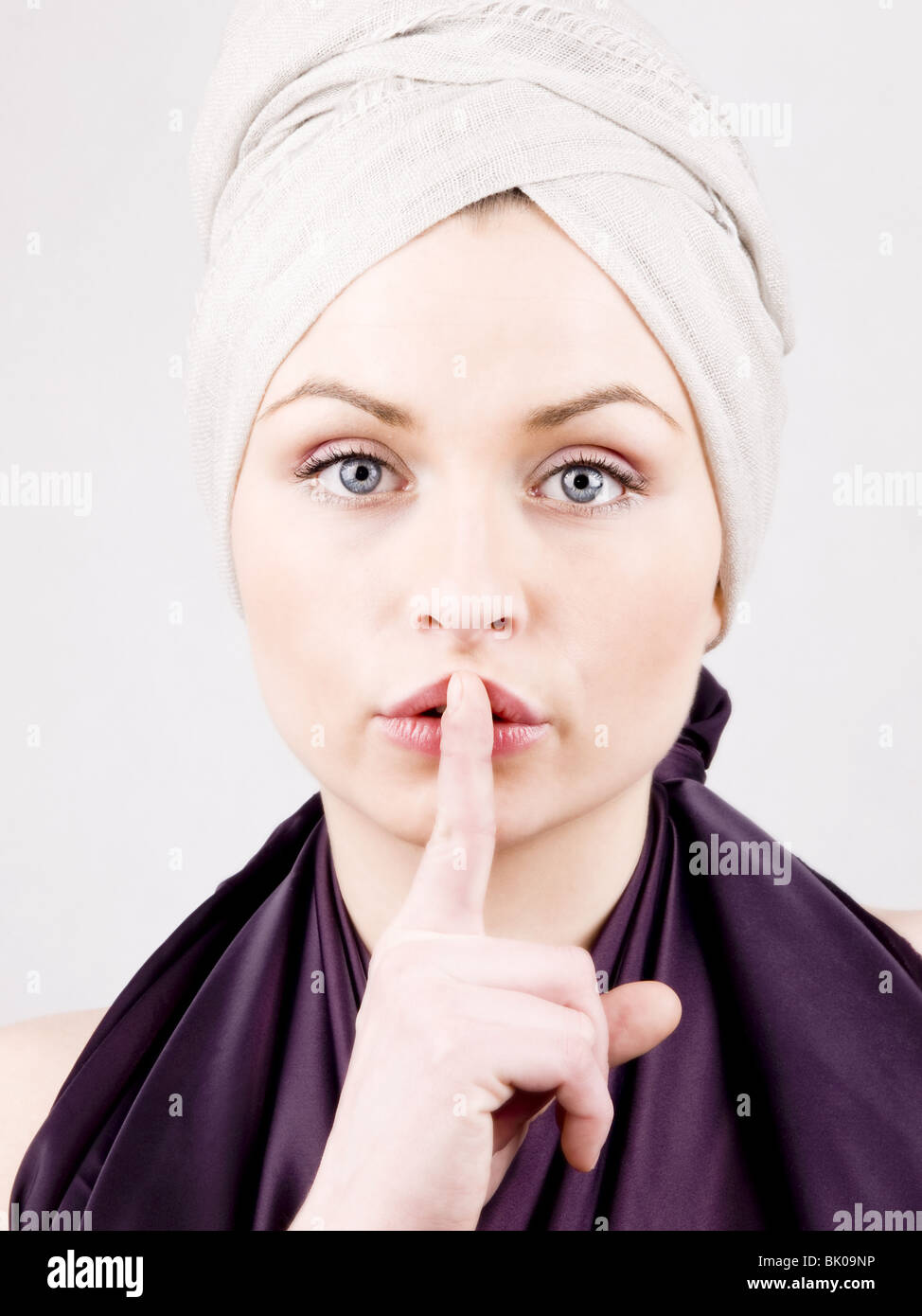 Porträt der schönen jungen Frau, zeigt Geste des Schweigens Stockfoto