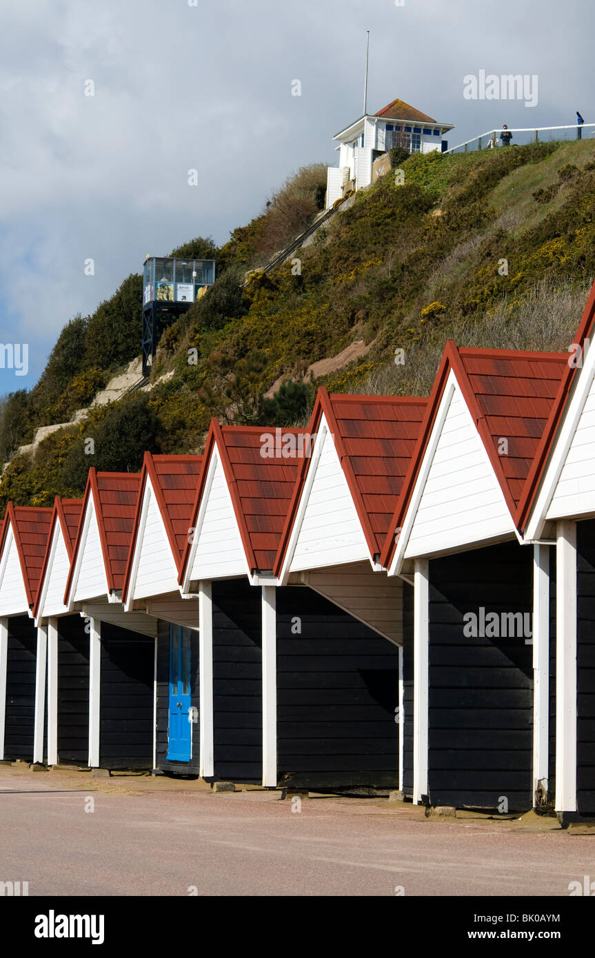 farbenfrohe Strandhütten in Bournemouth mit Sonnenschein Stockfoto