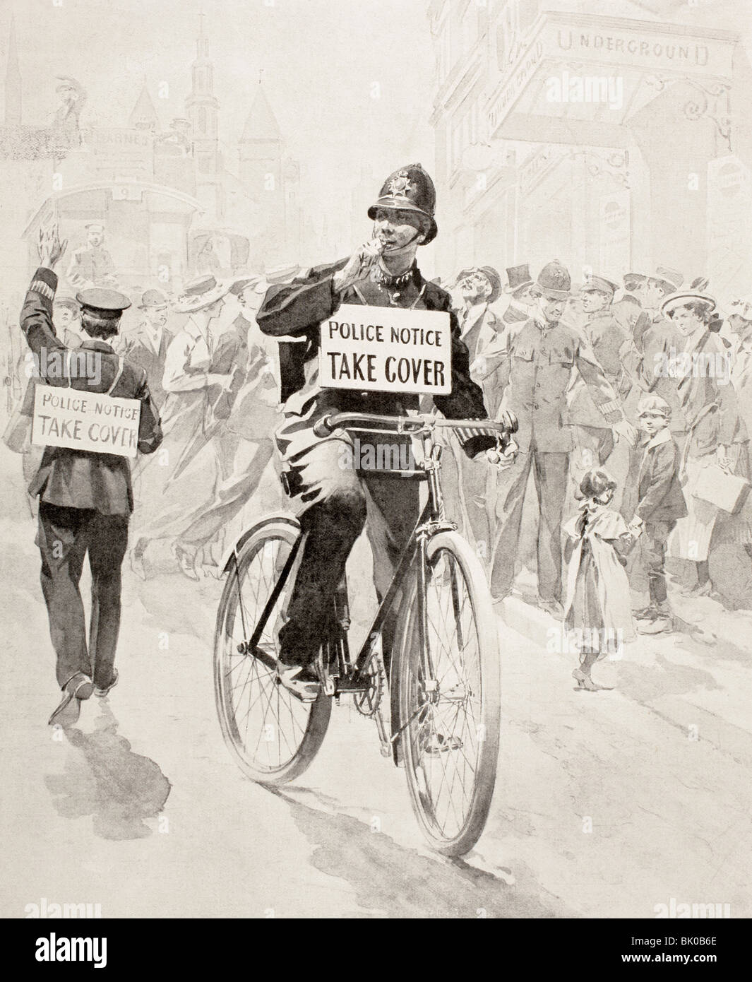 In London, England, Polizisten die Straßen patrouillieren die Bevölkerung der deutschen Luftangriffe während des Ersten Weltkrieges zu warnen. Stockfoto