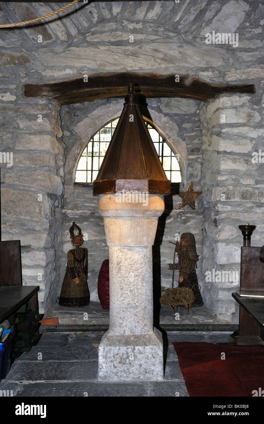 Baptisterium und Schriftart von 1712. Kirche des Heiligen Antonius, Baden-Baden fiel. Nationalpark Lake District, Cumbria, England, Großbritannien, Europa. Stockfoto