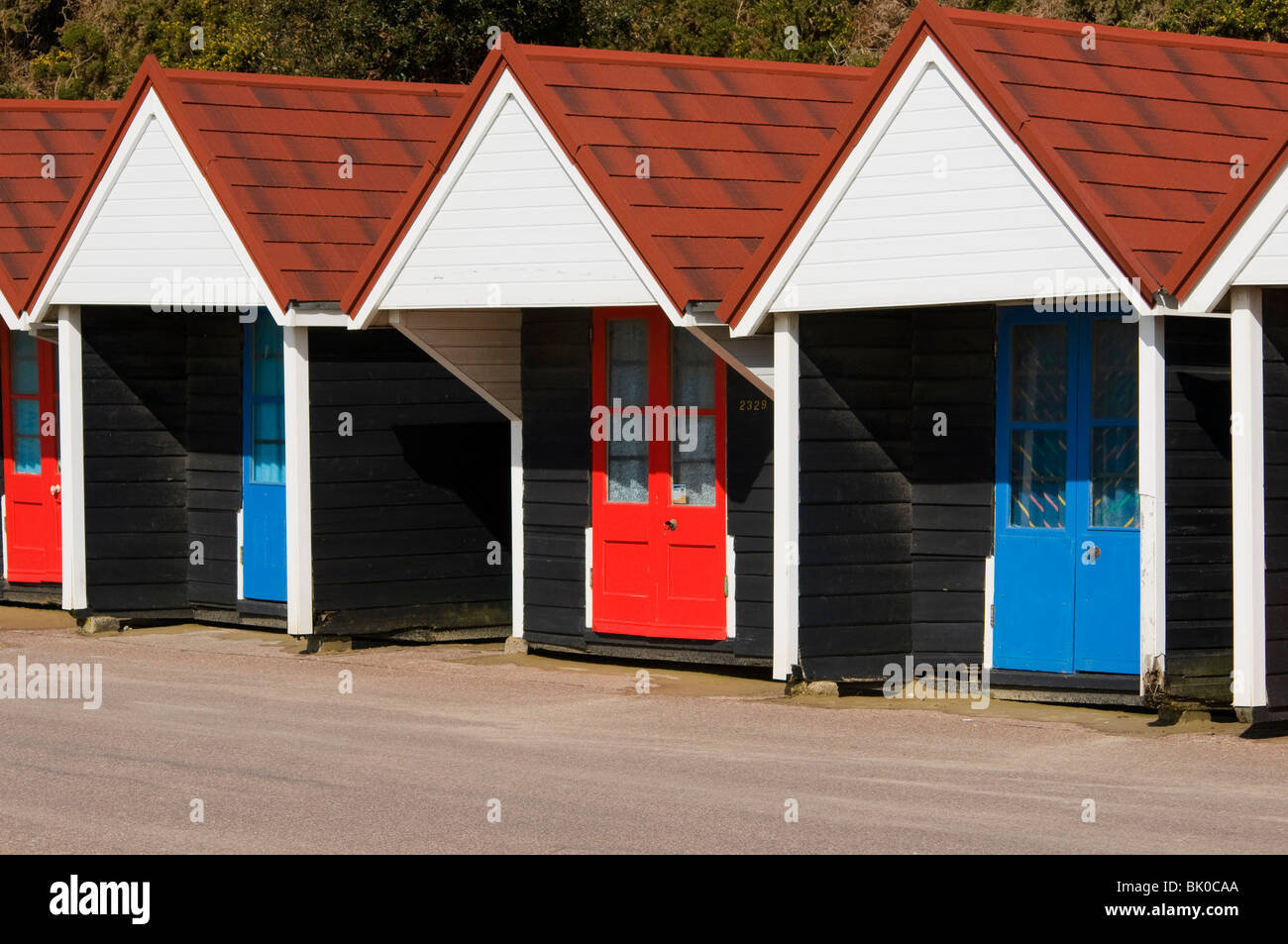 farbenfrohe Strandhütten in Bournemouth mit Sonnenschein Stockfoto