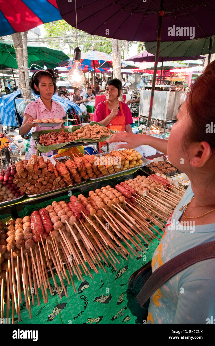 Chatuchak Weekend Market Garküche Anbieter; Bangkok, Thailand. (Größter Markt in Thailand). Stockfoto