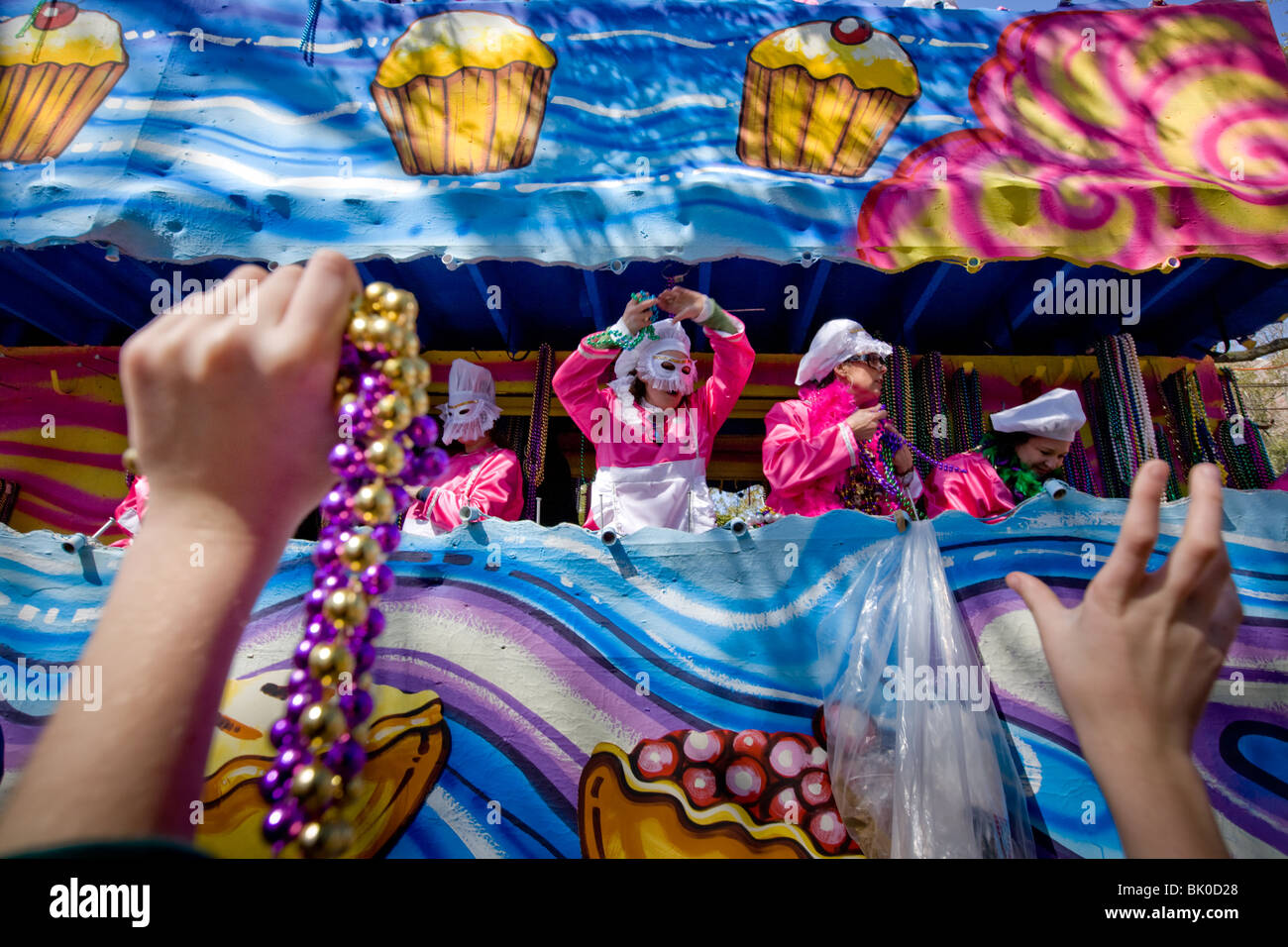 Krewe von Iris wirft Perlen, eine der vielen Paraden im Karneval, New Orleans, Louisiana Stockfoto