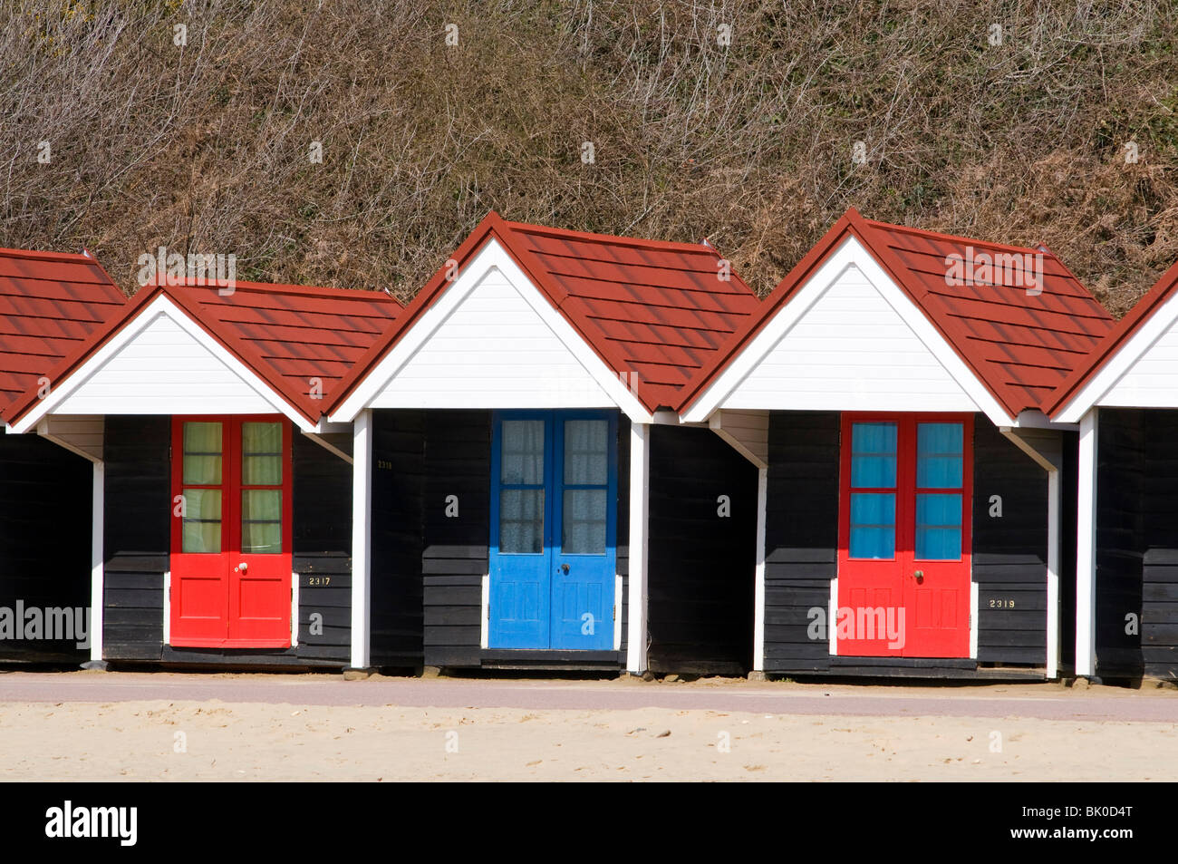 farbenfrohe Strandhütten in Bournemouth mit Sonnenschein Stockfoto