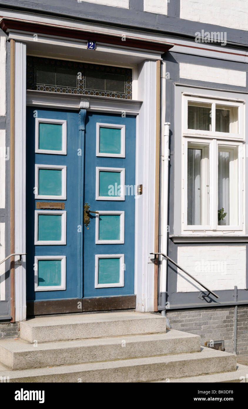 Kassettentür Eines Gebäudes in Goslar, Deutschland. -Rahmen und panel Tür eines Gebäudes in Goslar, Deutschland. Stockfoto
