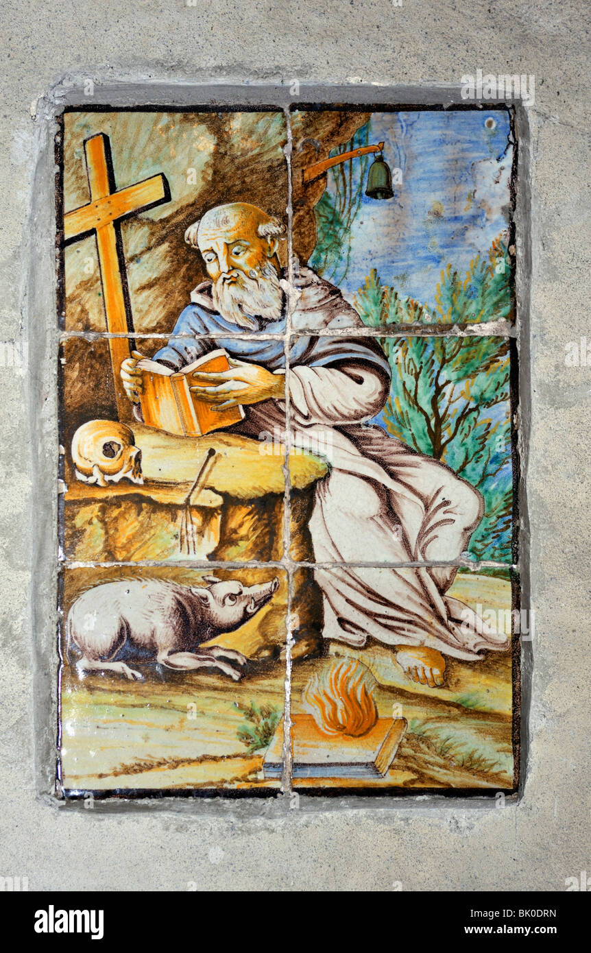 Keramische Fliesen-Porträt des Heiligen Antonius. Kirche des Heiligen Antonius, Baden-Baden fiel. Nationalpark Lake District, Cumbria, England. Stockfoto