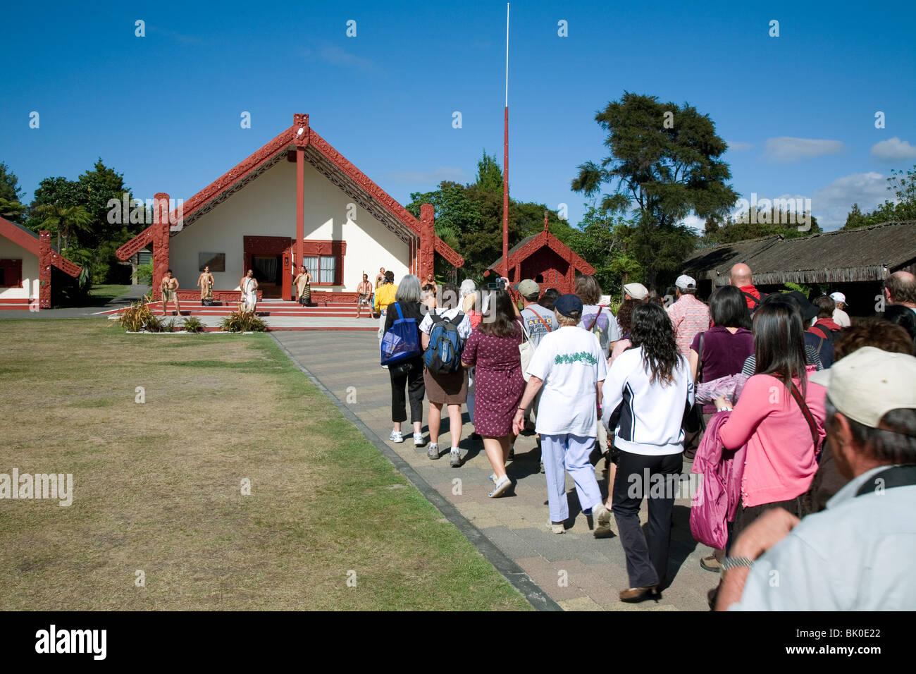 Besucher fahren Rotowhio Marae Versammlungshaus für eine tagsüber Maori kulturelle Umrahmung Te Puia New Zealand Stockfoto