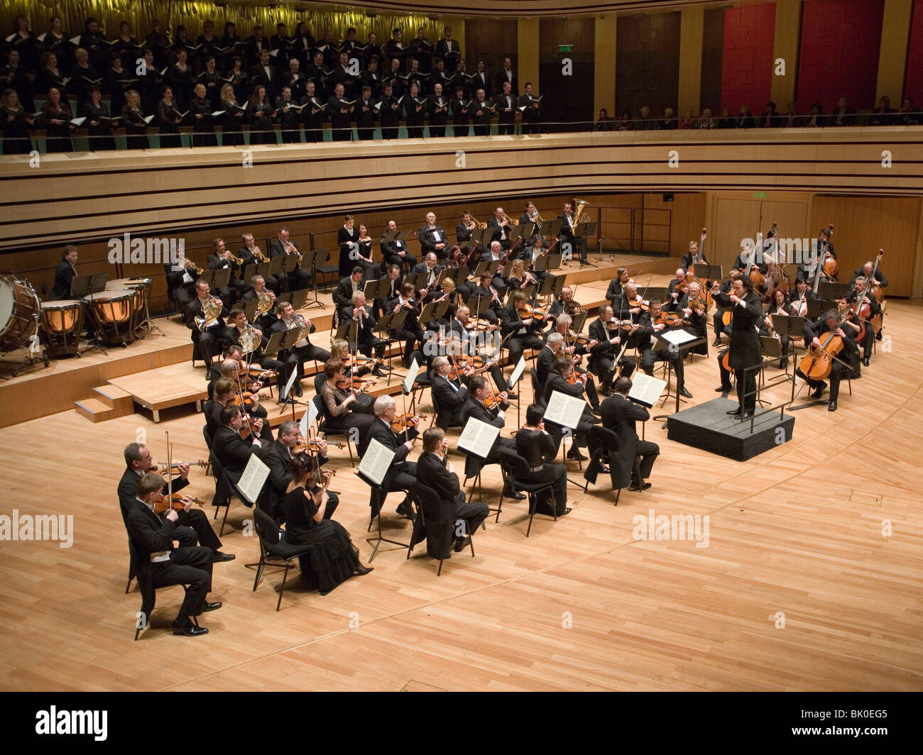 BUDAPEST - März 9: Mitglieder des Brno Philharmonic Orchestra auf der Bühne im MUPA ausführen Stockfoto