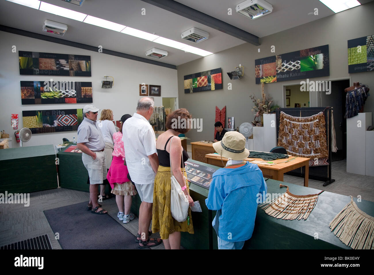 Maori traditionellen Fähigkeiten des Webens und Holzschnitzereien sind in Ausbildungsschulen Te Puia Rotorua New Zealand lebendig gehalten. Stockfoto