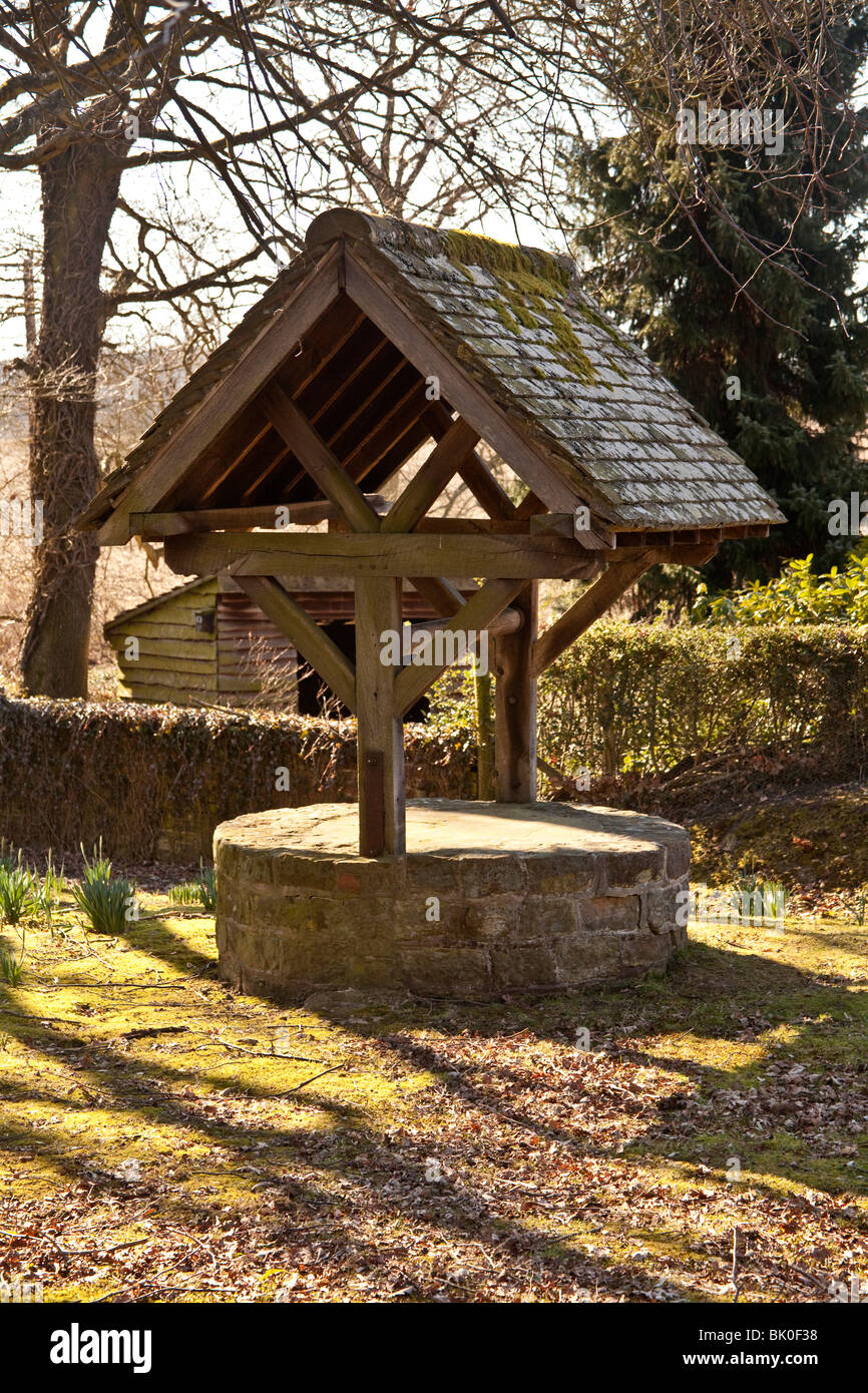Altes traditionelles Wasser Brunnen, West Sussex, England. Stockfoto