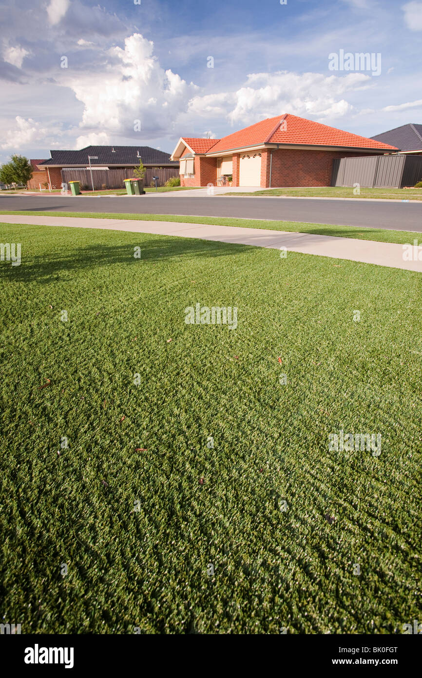 Kunststoff Rasen auf einer Wohnsiedlung in Echuca, Dürre bedeutet Wasser für Bewässerung Rasen nicht mehr verfügbar ist, Australien. Stockfoto