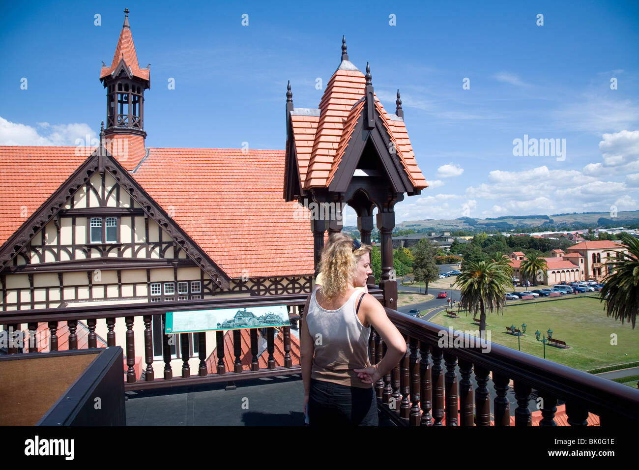 Mit seiner reich verzierten elisabethanischen oder Tudor Stil-Architektur den hoch aufragenden 1906 ist Rotorua Bäder ein Wahrzeichen Rotorua Neuseeland Stockfoto