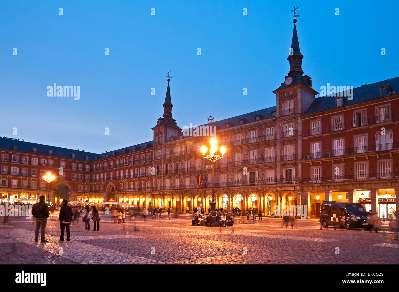 Der Plaza Mayor in der Nacht, im Zentrum von Madrid, Spanien Stockfoto