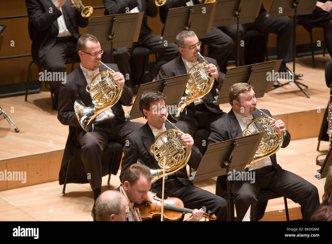 BUDAPEST - März 9: Mitglieder des Brno Philharmonic Orchestra auf der Bühne im MUPA ausführen Stockfoto