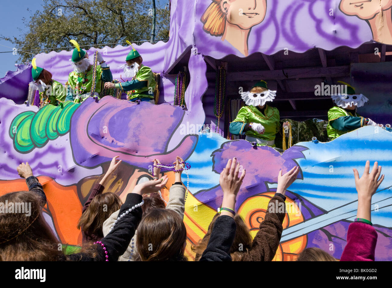 Krewe von Iris wirft Perlen, eine der vielen Paraden im Karneval, New Orleans, Louisiana Stockfoto