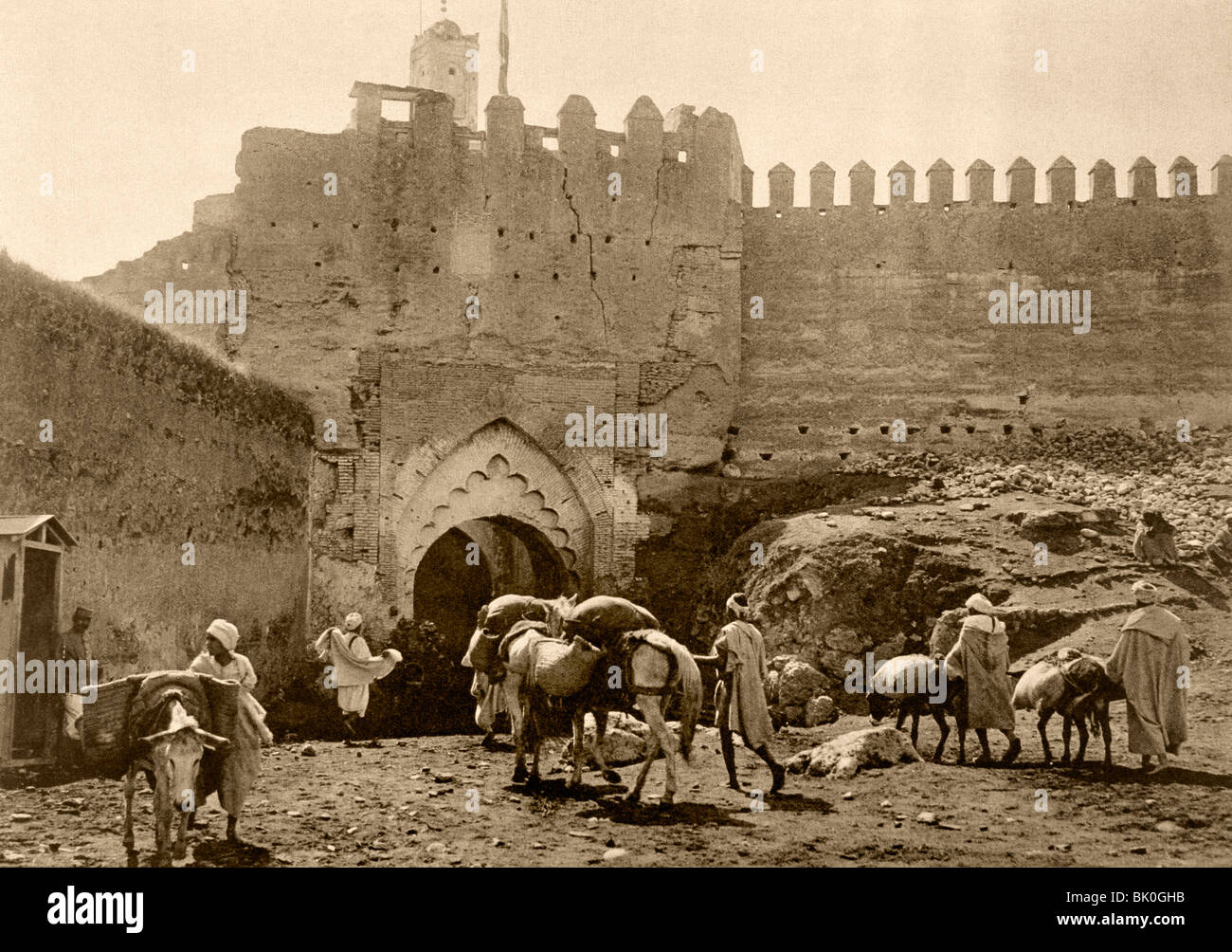 Bab Guissa, war eines der Tore nach Fez, Marokko, wie es in der ersten Hälfte des 20. Jahrhunderts. Stockfoto