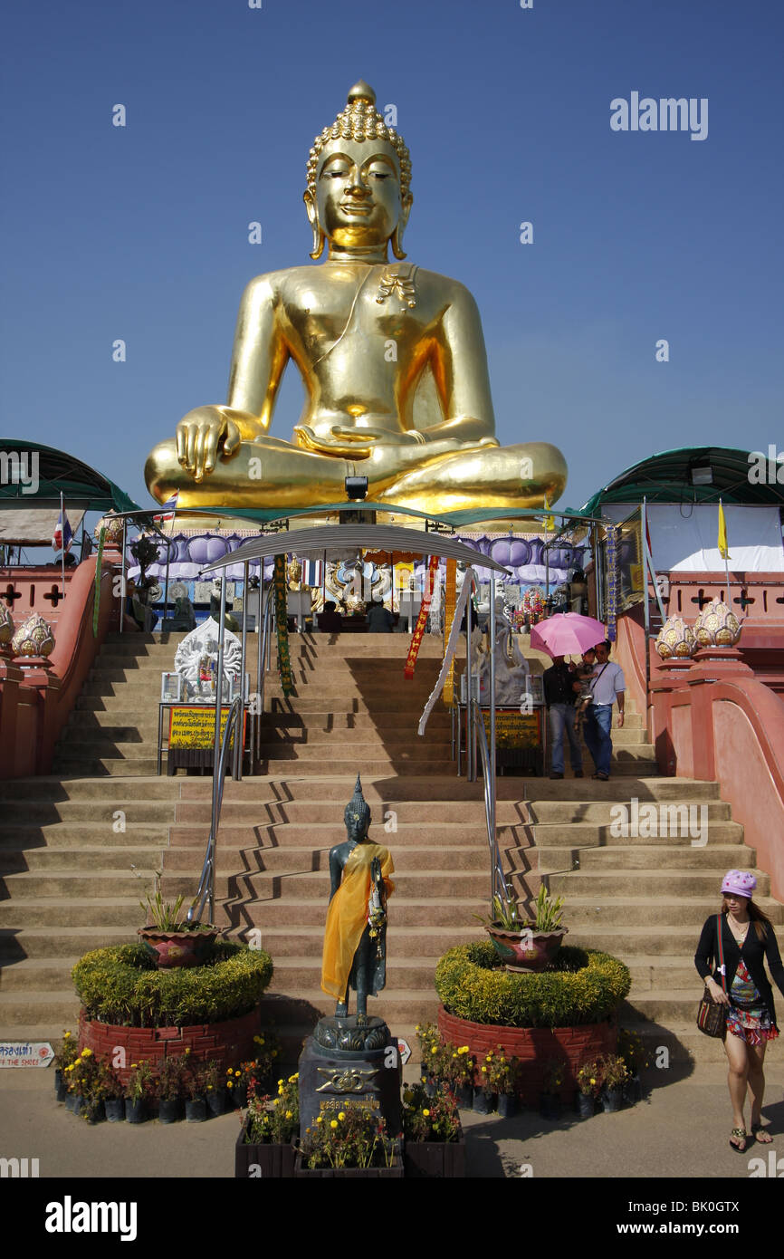 Einem riesigen goldenen Buddha im Sop Ruak, The Golden Triangle, durch den Mekong im Norden Thailands Stockfoto