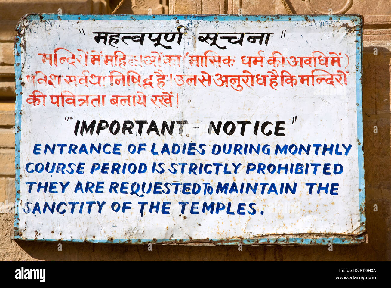 Zeichen den Eingang zu einem Tempel für menstruierende Frauen verbieten. Jaisalmer. Indien Stockfoto