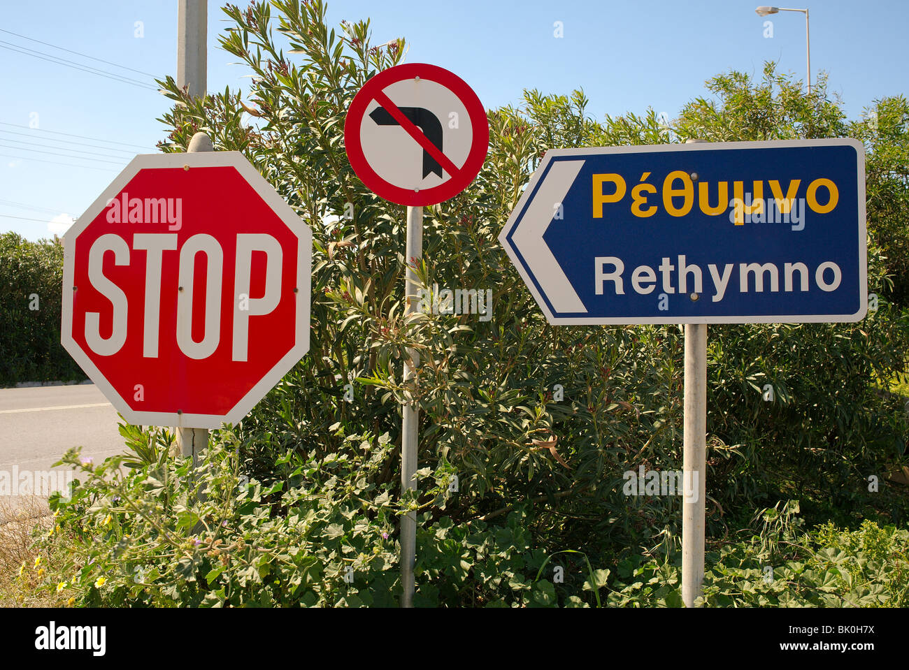 Ironisch Straßenschild - Links für Rethymno, keine Links abbiegen Stockfoto