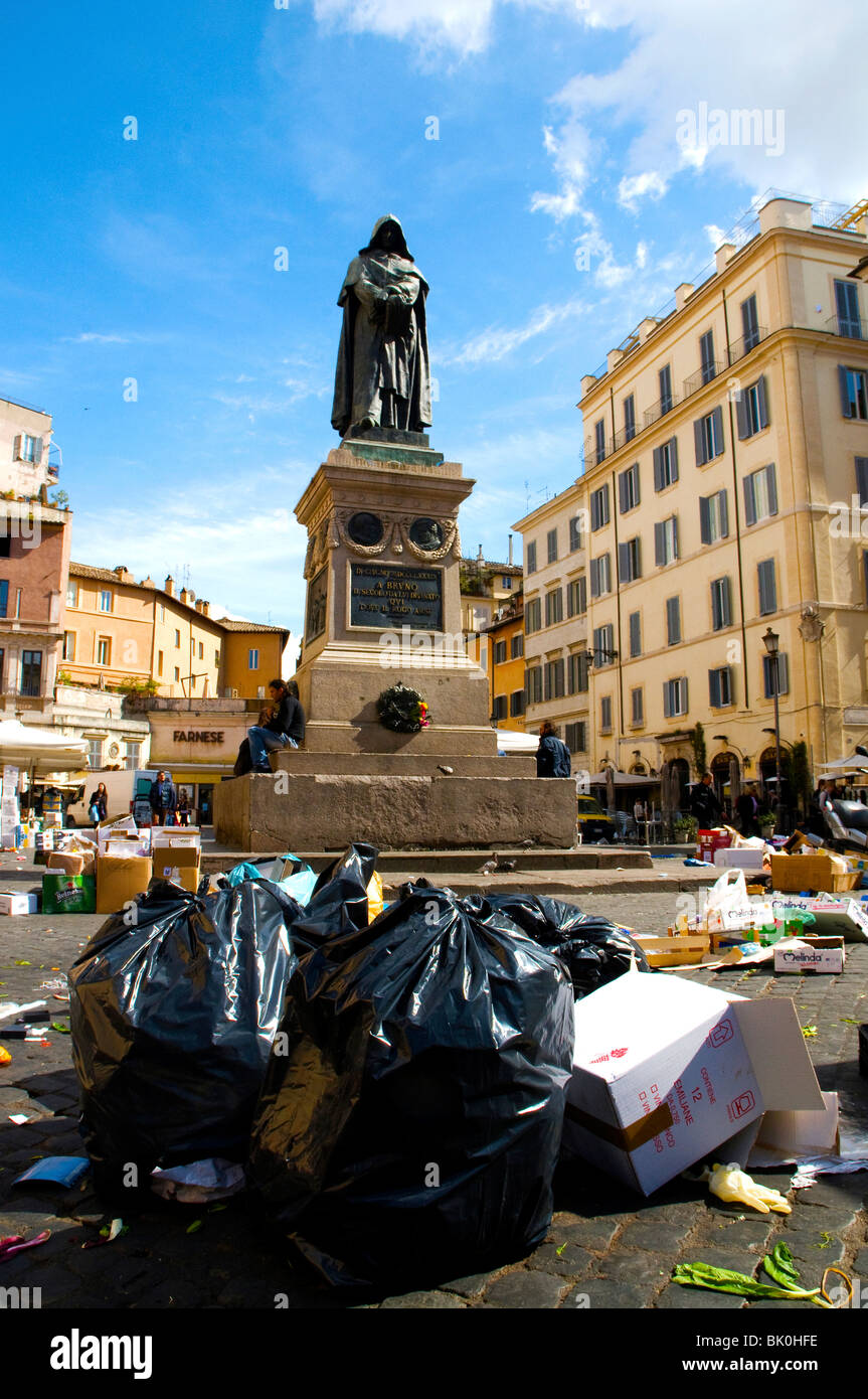 Müll auf dem Campo de'Fiori nach Markt Tag, Rom Italien Stockfoto