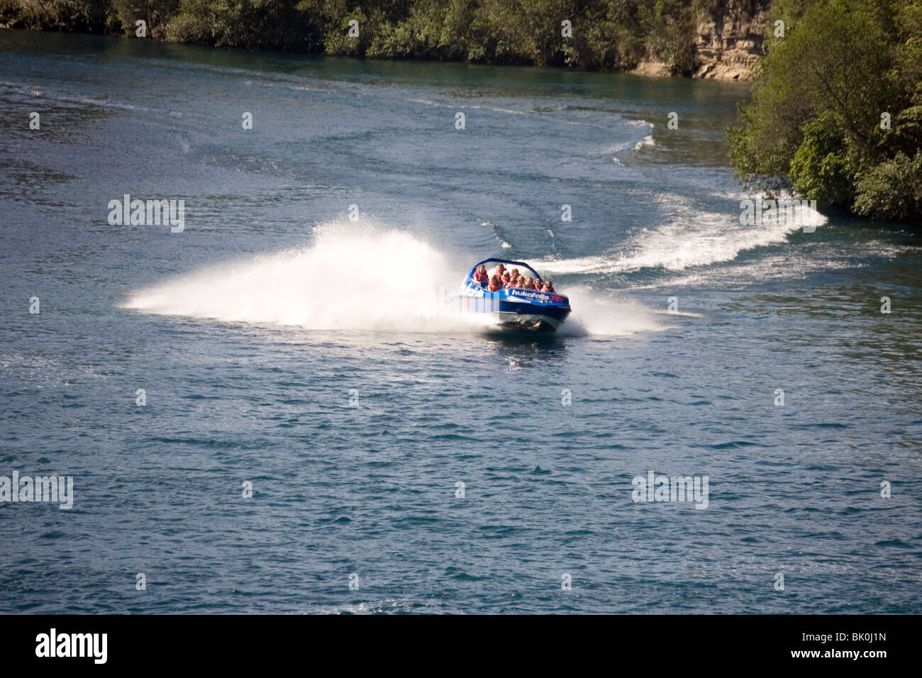 Touristen genießen eine Huka Falls Motorboot fahren im Wasser des Ozeans in Neuseeland Stockfoto