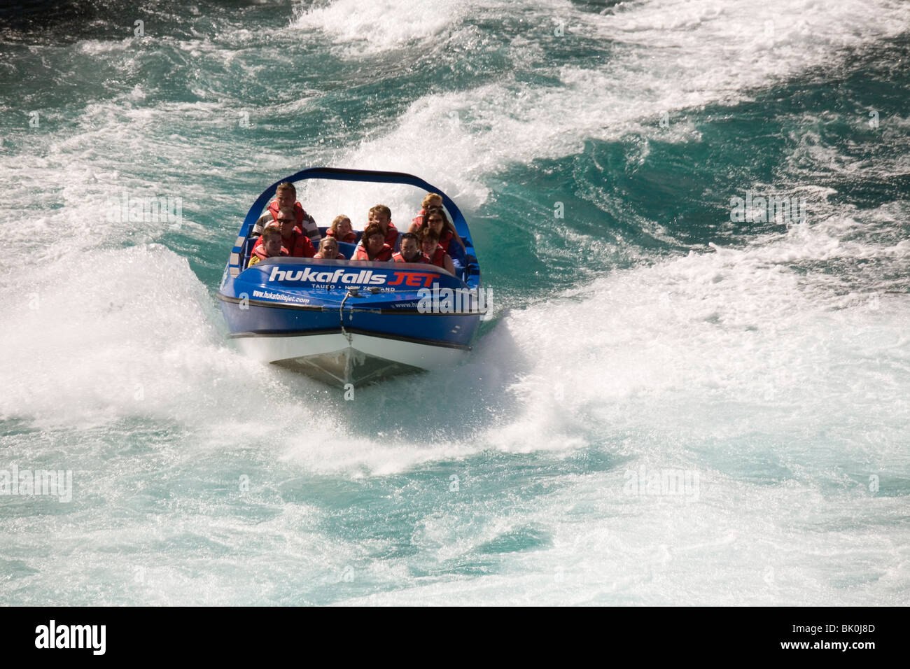 Motorboot mit mehr als vier Personen in weißen angeschnittene Ärmel Gewässern Stockfoto