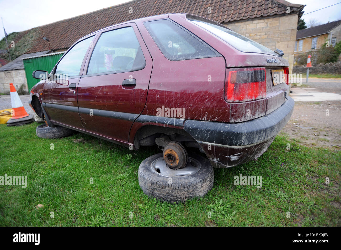 Altes Auto mit keine Räder Stockfoto