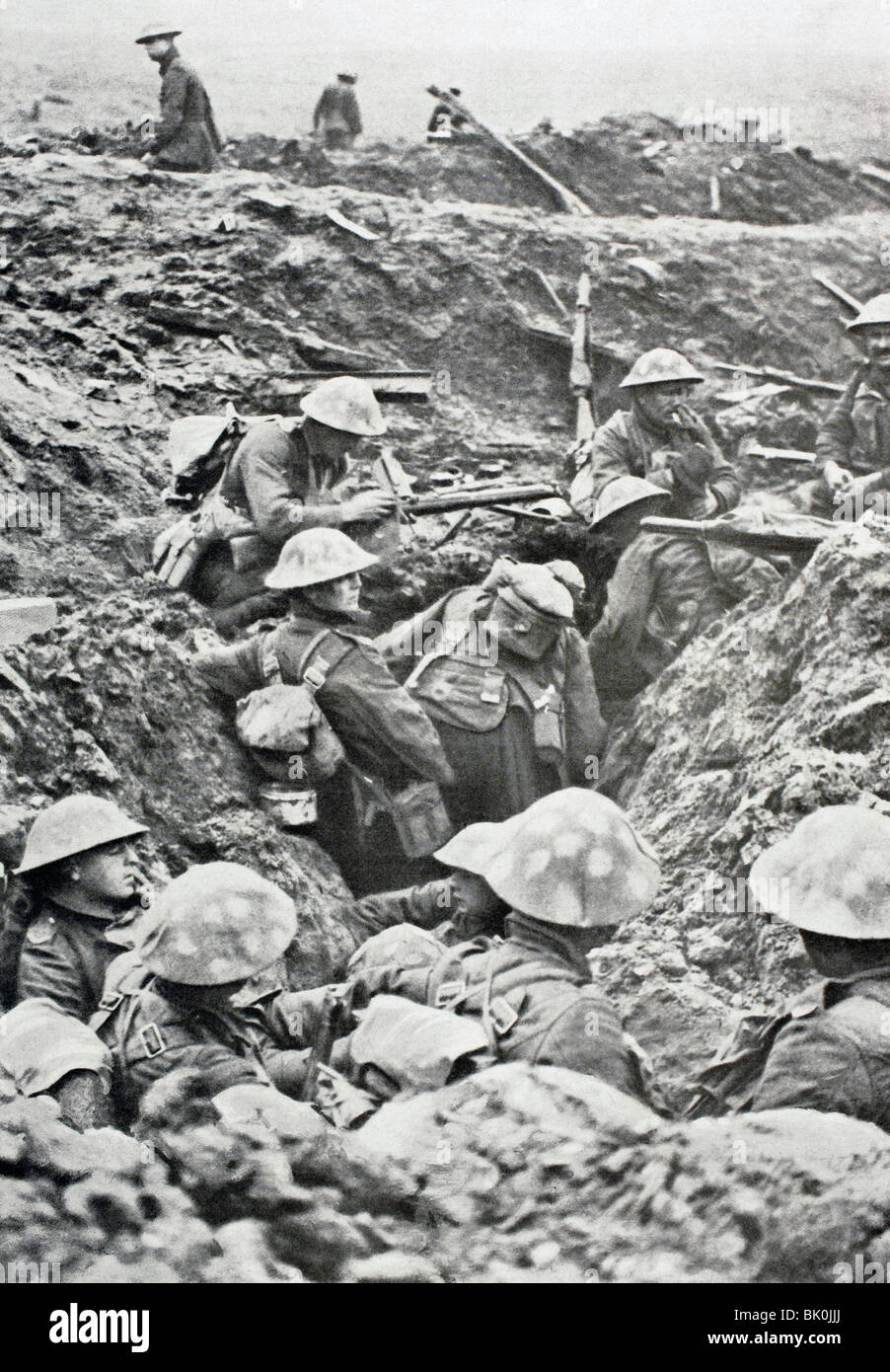 Britische Soldaten der nördlichen Grafschaften im zerstörten Graben während Schlacht der Menin Straße warten Befehl zum Angriff. Stockfoto