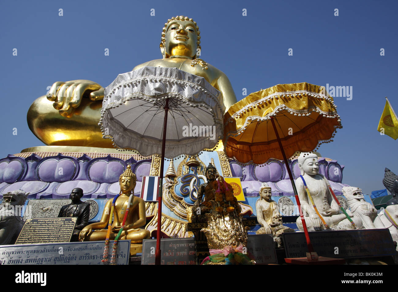 Einem riesigen goldenen Buddha im Sop Ruak, The Golden Triangle, durch den Mekong im Norden Thailands Stockfoto
