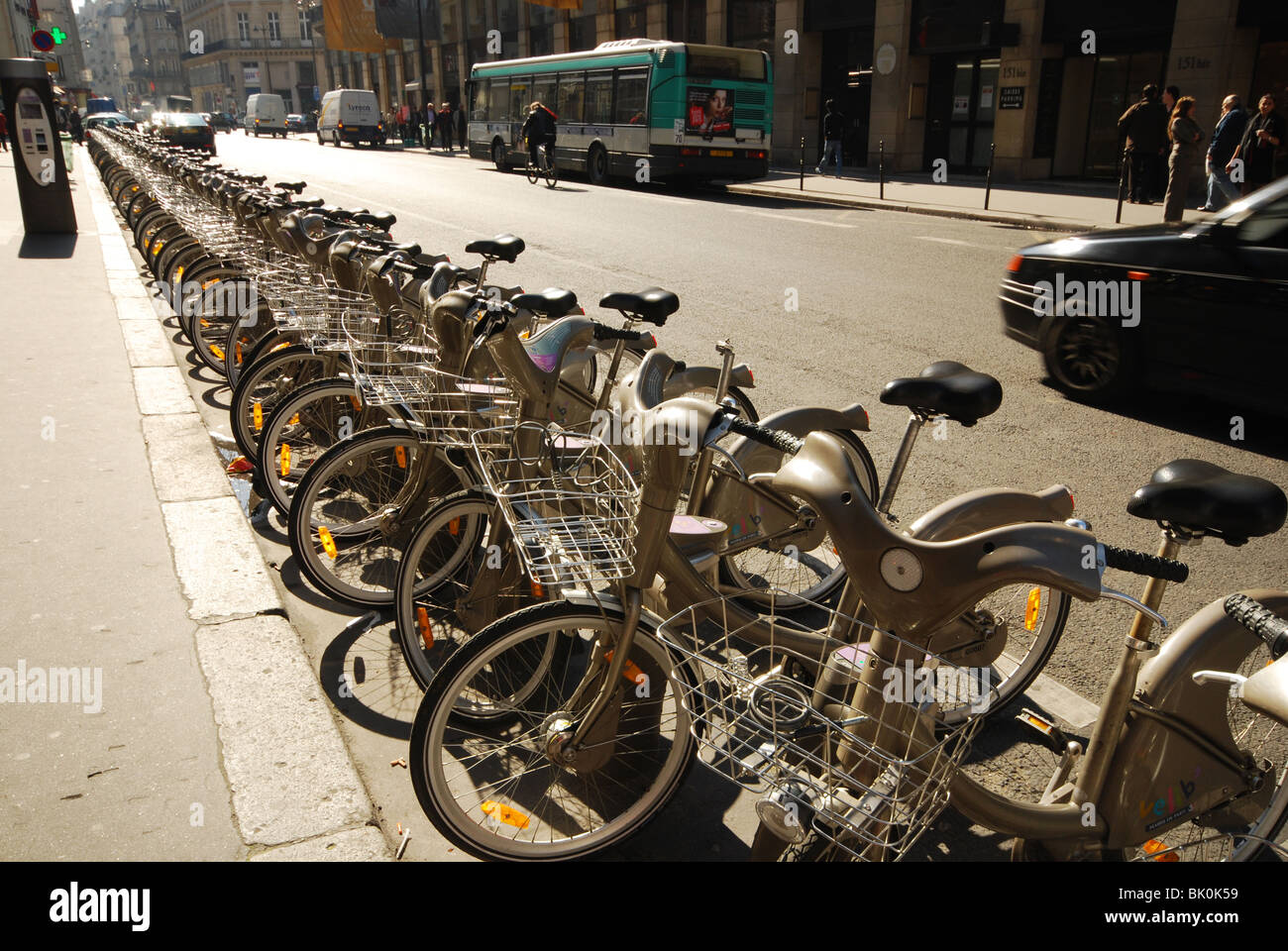 Velib Fahrradverleih in der Nähe von Palais Royal Paris Frankreich Stockfoto