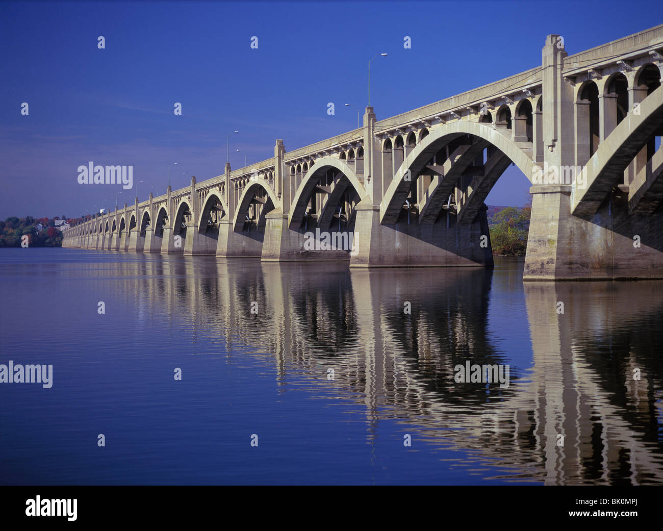 Konkreten Bögen der Columbia-Wrightsville Brücke reflektieren in den Susquehanna River in der Nähe von Wrightsville, Pennsylvania, USA Stockfoto