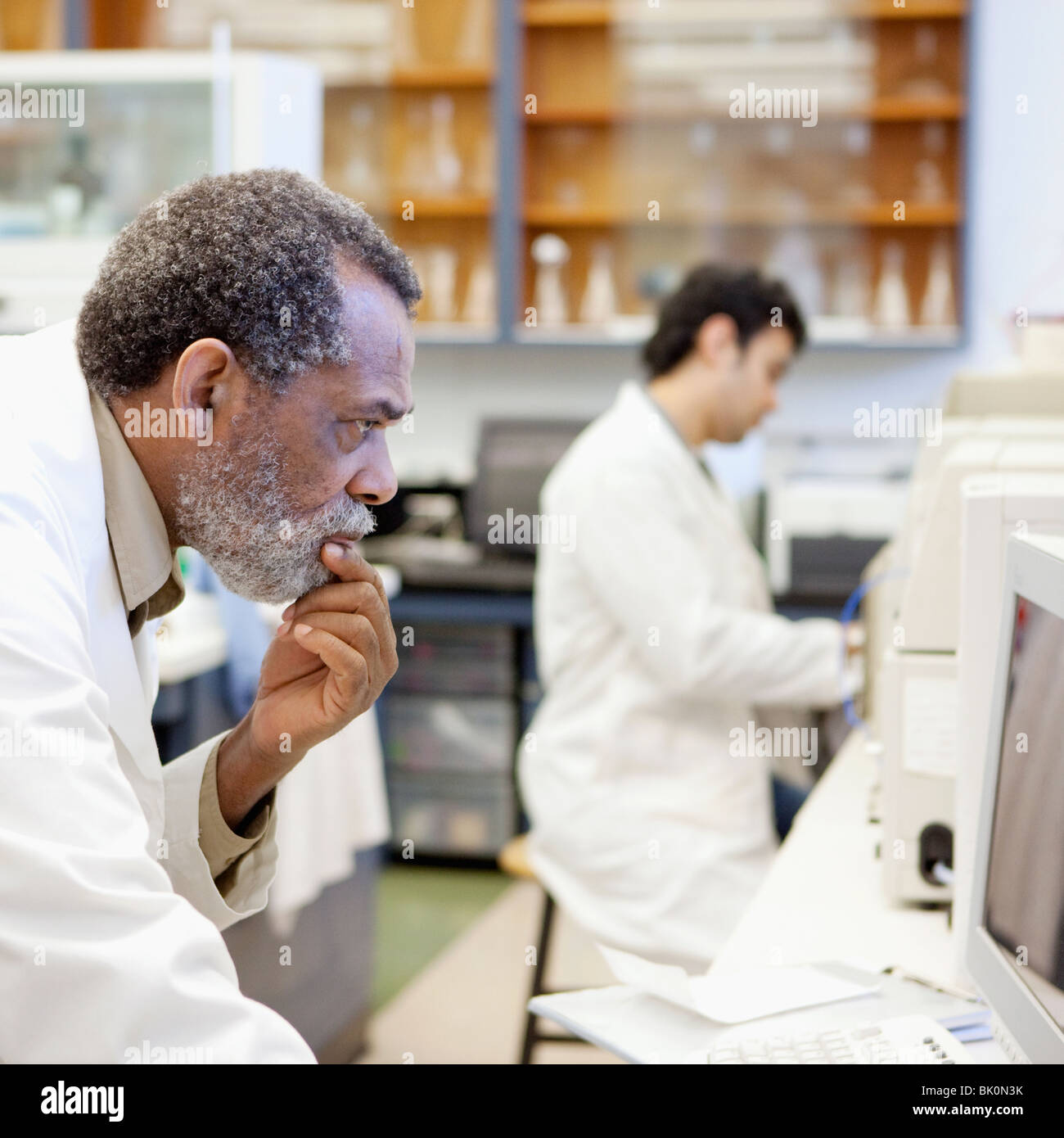 Afrikanische amerikanische Wissenschaftler im Labor arbeiten Stockfoto