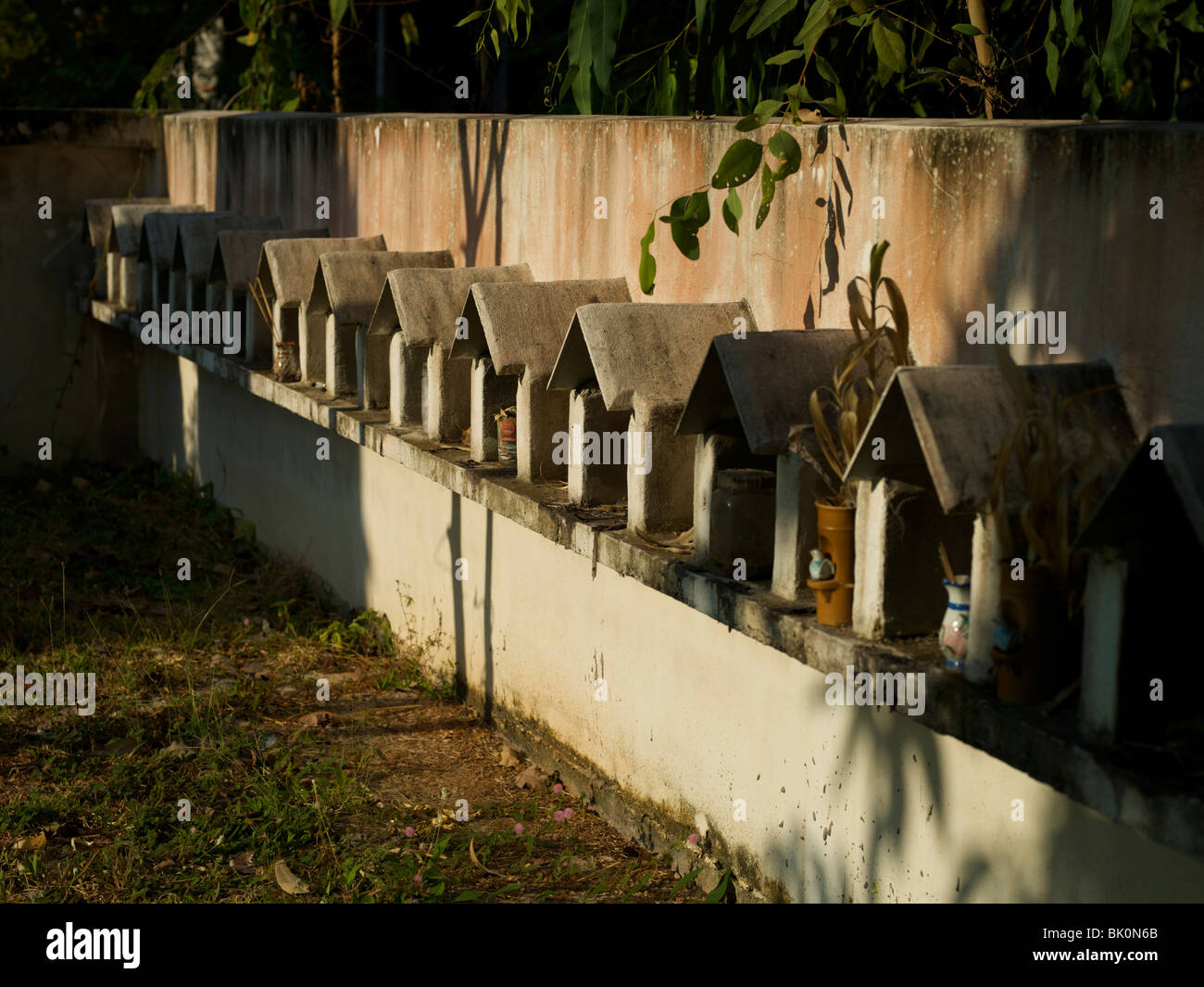 Thai Friedhof bleibt in kleinen weißen Häusern Stockfoto