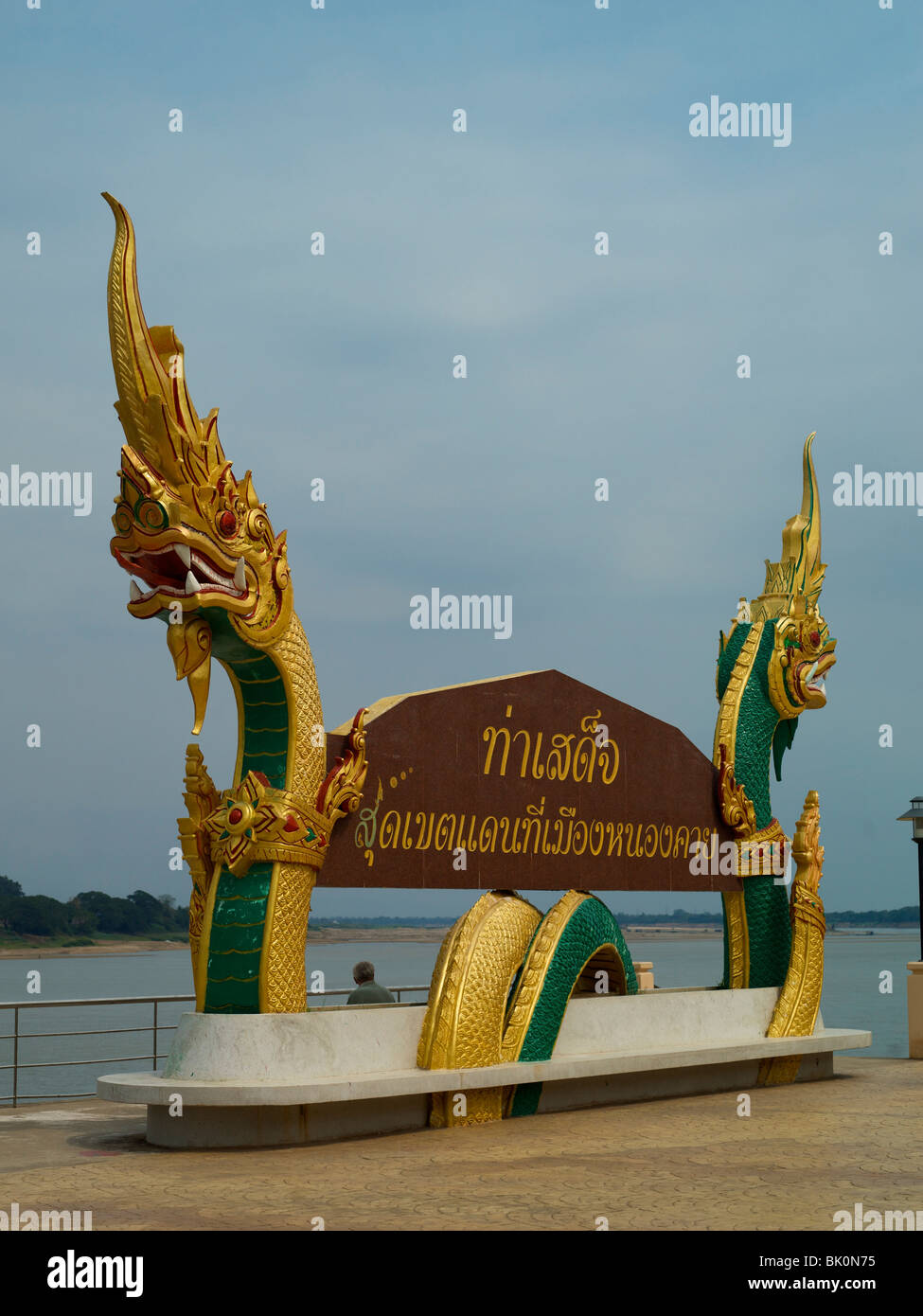 Nong Khai Naga-Statue an der Fluss Mekong-Thailand-Laos-Grenze. Stockfoto