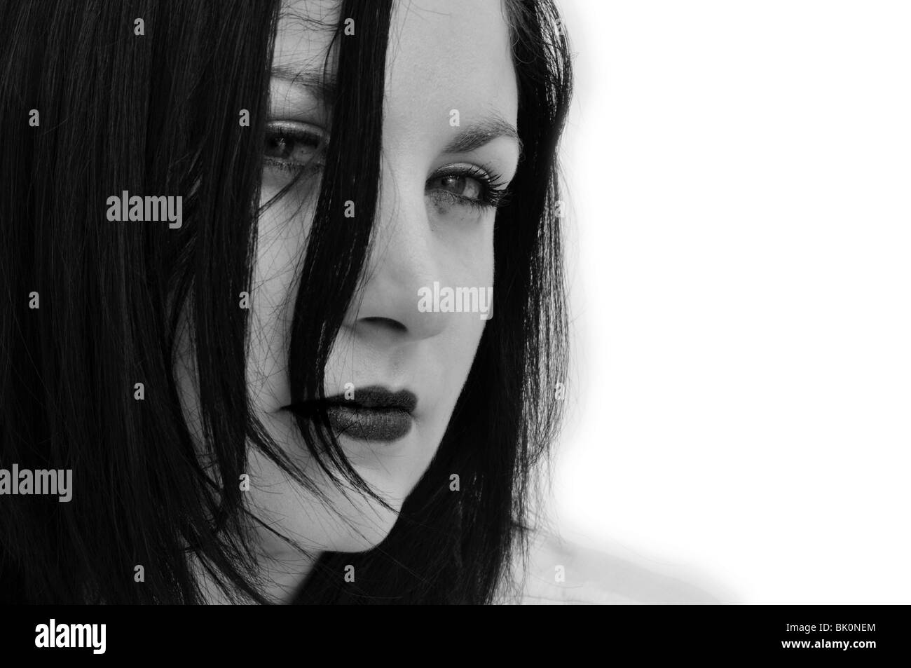 Studio-Porträt der jungen Frau mit schwarzen Haare fallen über Gesicht Nahaufnahme Stockfoto