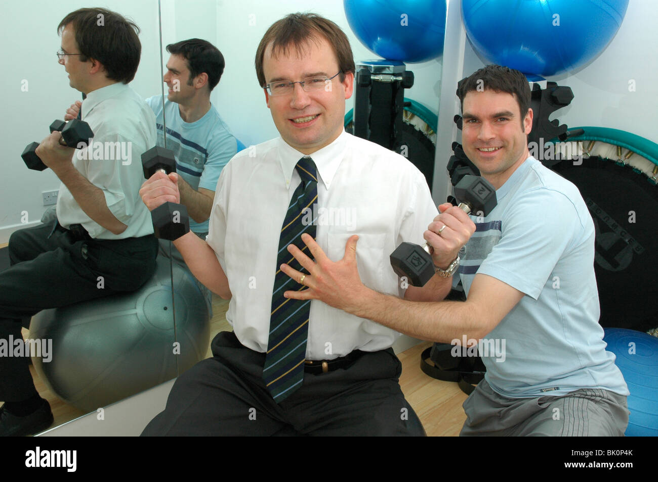 MP Gareth Thomas Fototermin mit personal trainer Stockfoto