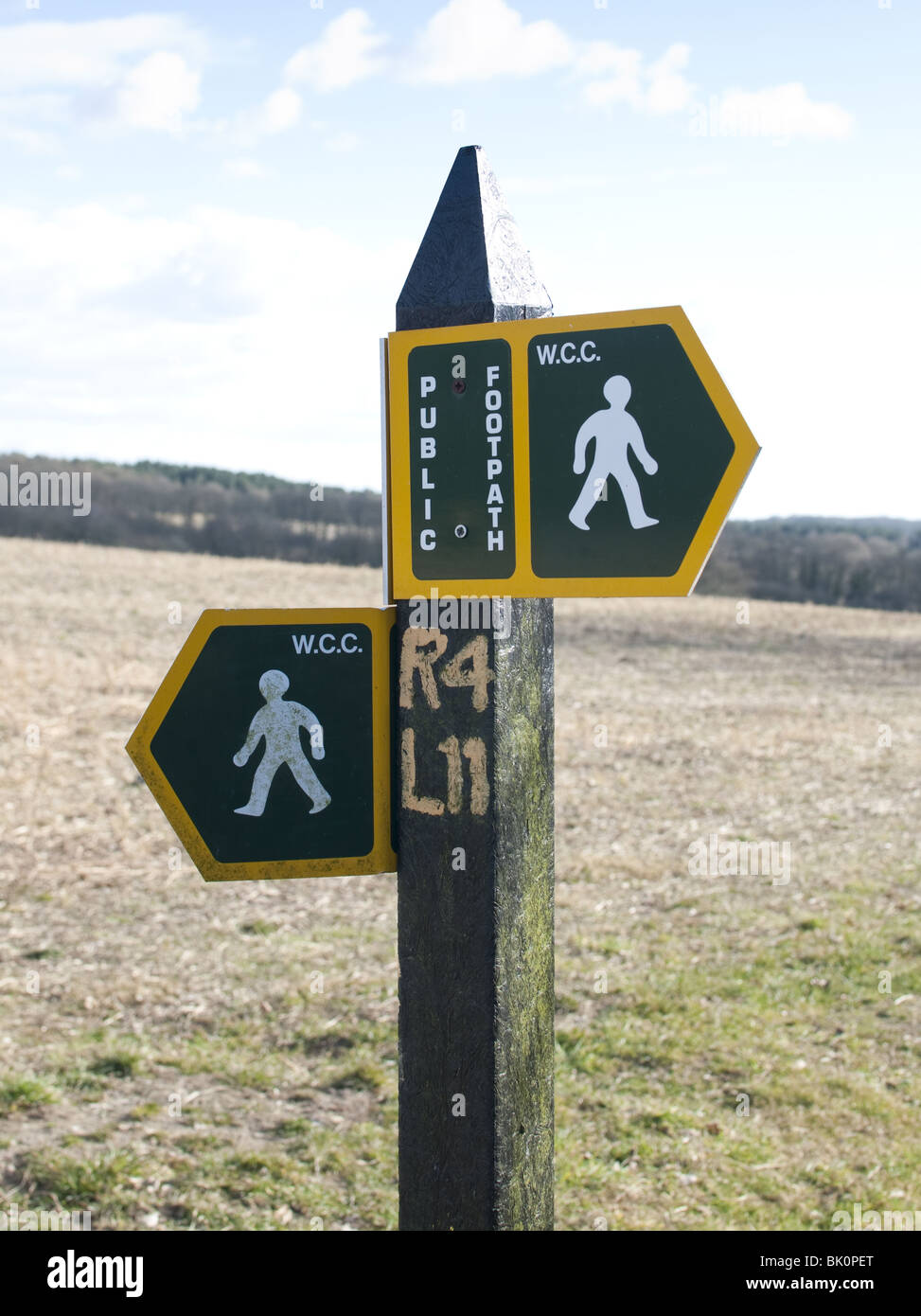 Öffentlichen Fußweg Zeichen in der Landschaft von Hampshire Stockfoto