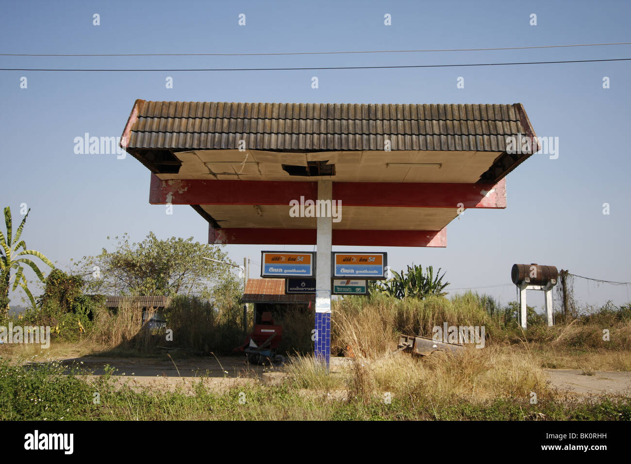 Eine verlassene Tankstelle in der Nähe von Chiang Saen in Nordthailand Stockfoto