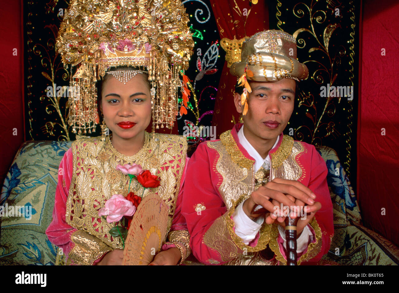 Paar am Tag ihrer Hochzeit, Indonesien. Stockfoto