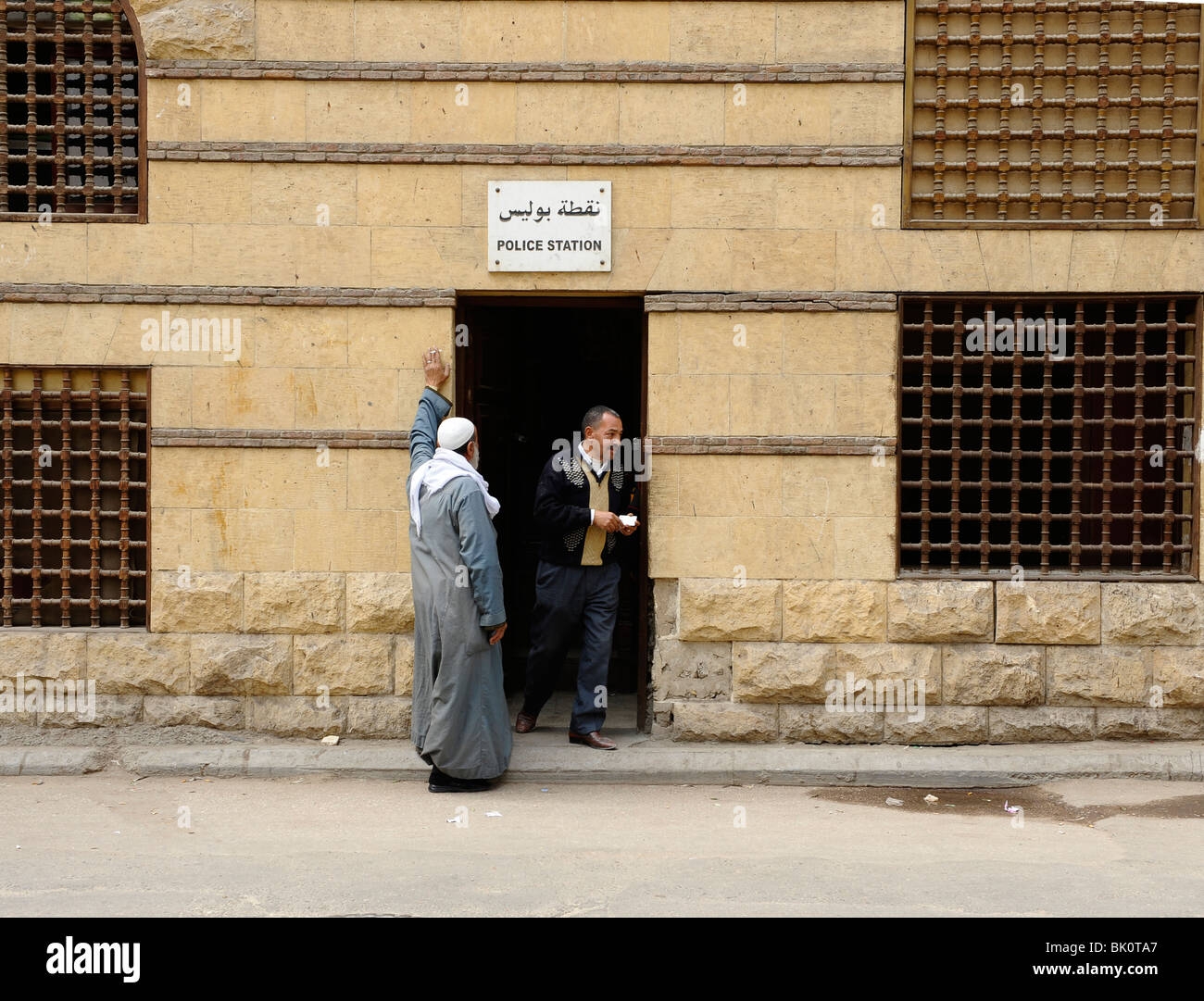 Polizeiwache gegenüber der Kirche von Saint George, koptische Kairo, Ägypten Stockfoto